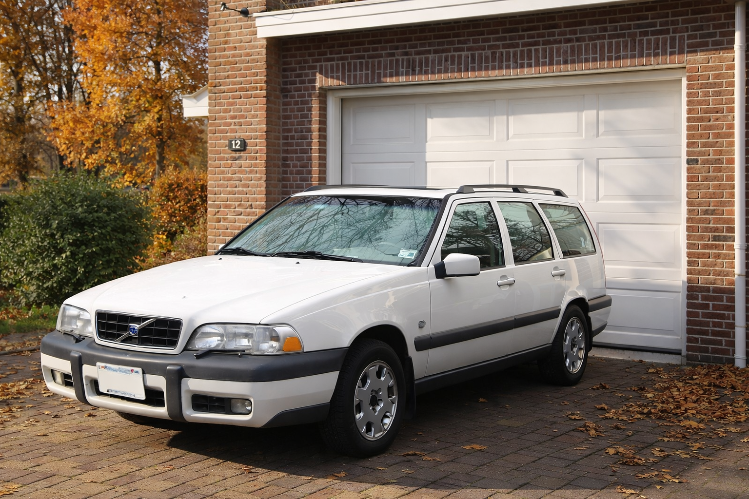 youngtimer voor een rood bakstenen huis